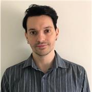 Profesor de inglés imparte clases a chicos de todas las edades